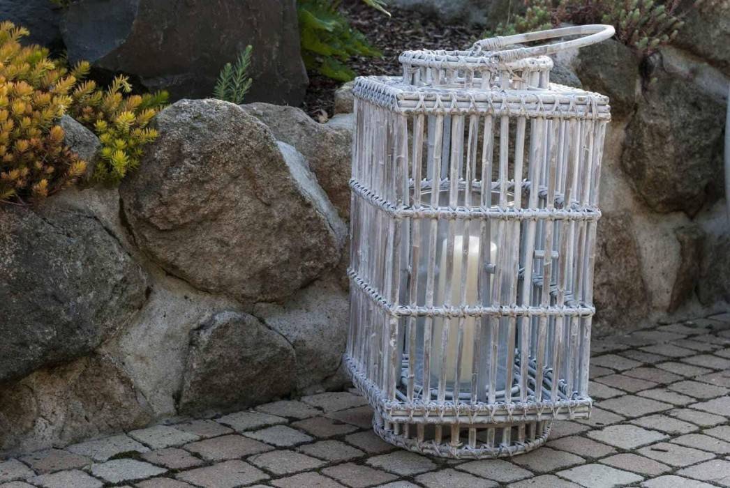 Biely lampáš - štýlový doplnok do záhrady i na terasu