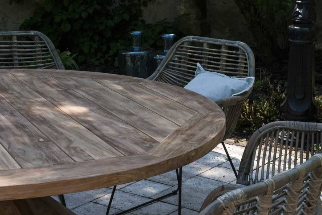 Záhradný nábytok z exotického dreva - dovolenková atmosféra vo vašej záhrade