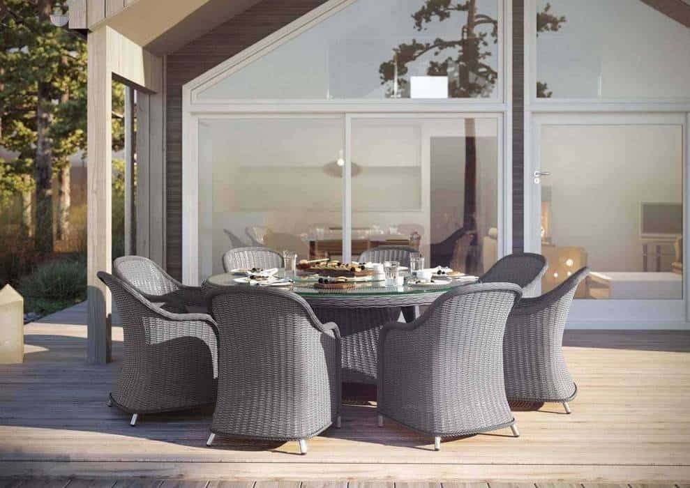Sivý záhradný stôl - moderné vybavenie terasy