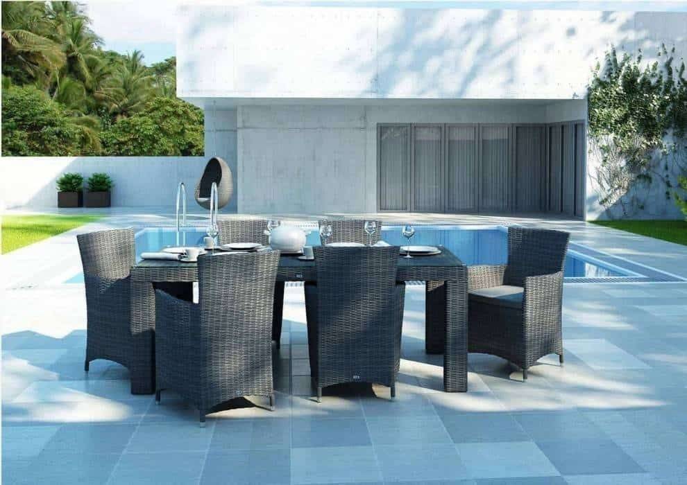 Sivý záhradný stôl - moderné vybavenie terasy